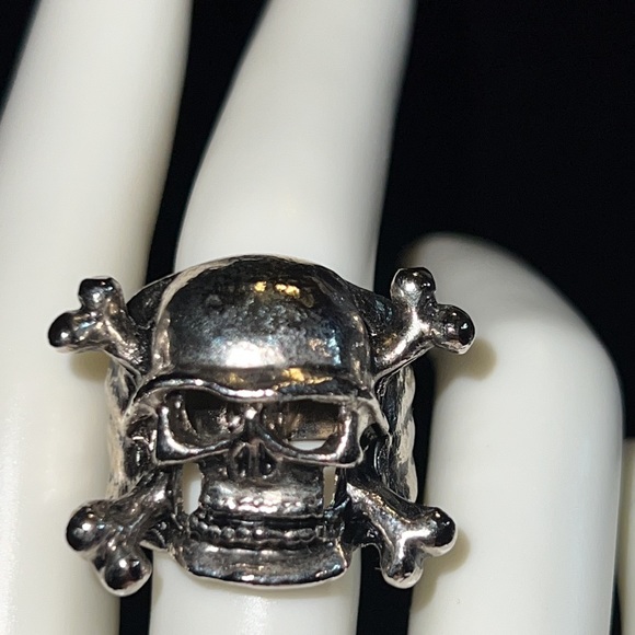 2 pairs adjustable Silver Tone SKULL rings - Picture 1 of 12